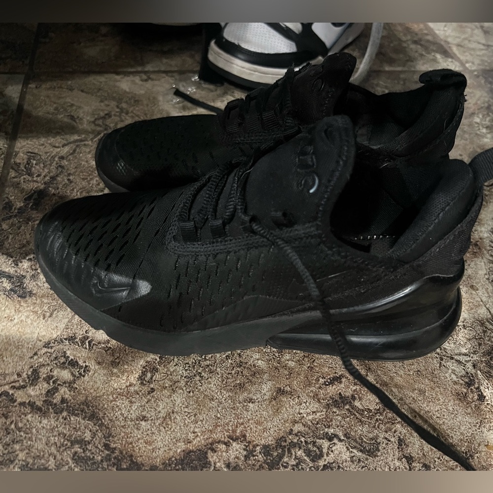 Boys sz 3.5 Nike black sneakers